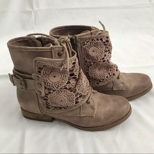 Light taupe crochet laces cover booties size 6